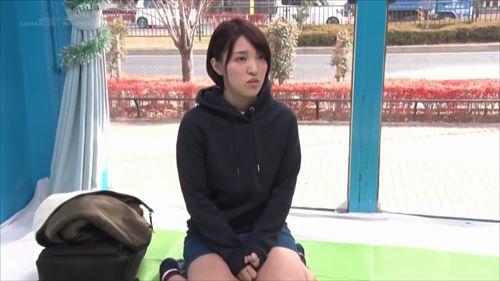 情熱的な美しい女性が性感的なストレッチで興奮状態