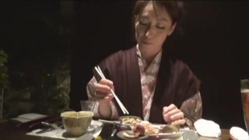 スレンダーな美女が旅館で浴衣をまくり、激しいセックスを繰り広げる。