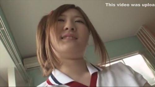 制服姿の女子高生が彼氏に手マンされ、喘ぎ声を上げながら絶頂を迎えました。