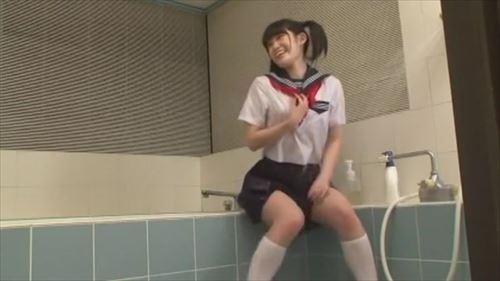 妹らしき少女と制服、湯船の中で肌が濡れ、熱っぽい視線を兄に向ける