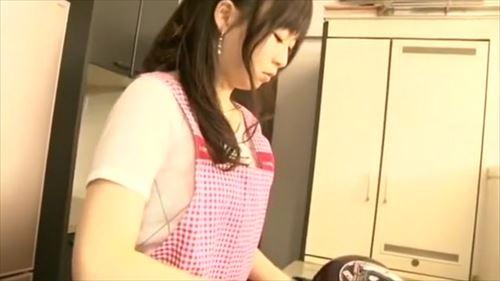 服を脱がせ、次にアナルに挿入する