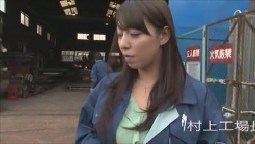 老女で工場を経営する彼女は、夜の間に従業員たちに犯され、下着を剥ぎ取られ、男根を挿入される。