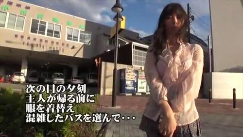 人妻は満員電車で男たちの視線を感じ、欲情を満たそうとする