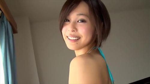 兄のエロティックなショートカットが似合う妹は、美しく、胸も尻も魅力的で誘惑してくる