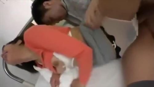 可愛い女の子が彼氏の看病に現れ、スカートから見えるパンストを愛らしいと感じた
