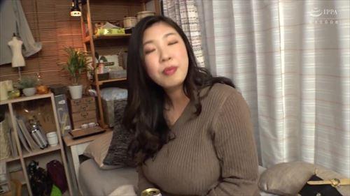 熟した大森しずかの胸は弾力があり、指先から乳房が露わになる