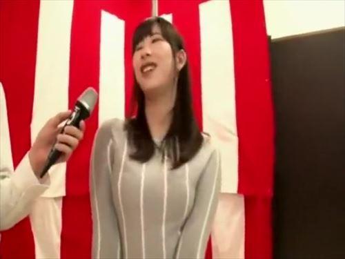 肌を露わにした少女が電マで感じ、クイズに挑む
