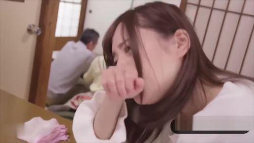美貌の持ち主は、濃厚なセックスに溺れ、すぐに絶頂に達した