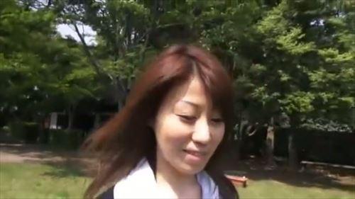 温泉旅行を舞台にした漫画で、熟した女性が下半身を男性に見せつけ、舐めさせる