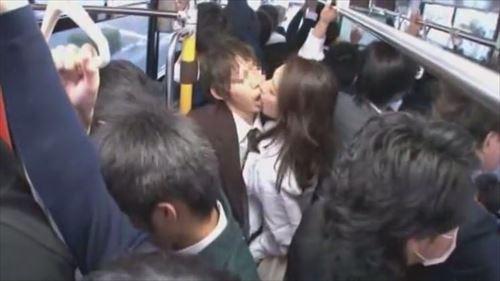 エロティックな熟女が、若い兄ちゃんの敏感な部分をいじり、潮を吹き出させる