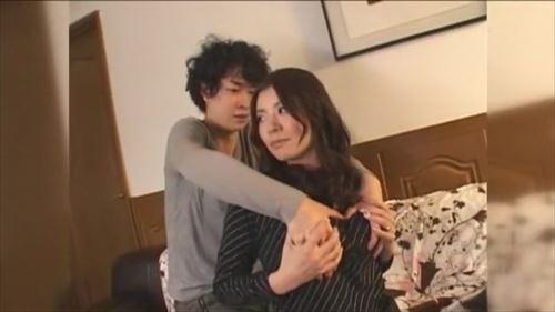 欲情にかられた熟女は若い男を家に連れ込み、性的に貪欲に接吻し、その男を興奮させながら、性的行為に及んだ。