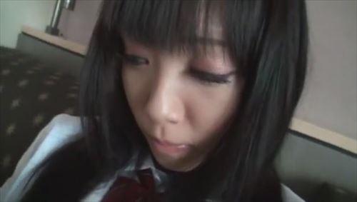 幼い少女の制服姿。下着を下ろし、バイブで性感帯を刺激する。