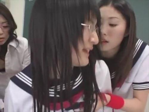 淫乱な女たちは、制服を着たまま乱交パーティーに参加し、男性の欲望を満たす