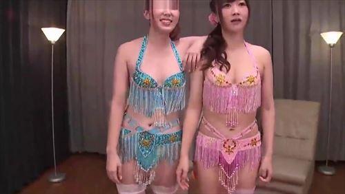 年を重ねた女性たちは、互いに性的魅力を解き放ち、乱痴気騒ぎに陥り、激しいキスや愛撫、そして身を焦がすような挿入で興奮を極めました。