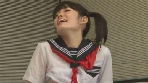 幼馴染の男を誘惑する軍服姿の女性、媚薬で感じやすくなり、一緒に風呂に入って性行為をし、手コキとフェラで射精させる