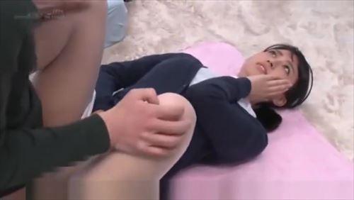 美しい看護師が教えてくれるセクシャルな行為を丁寧に説明したら、男は興奮して射精した