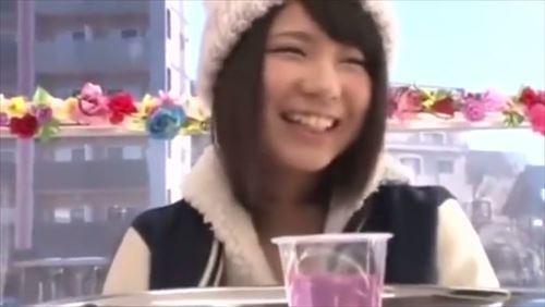 欲望に駆られた少女たちは、違法薬物の影響で無防備に、カメラの前で性的行為を晒す。