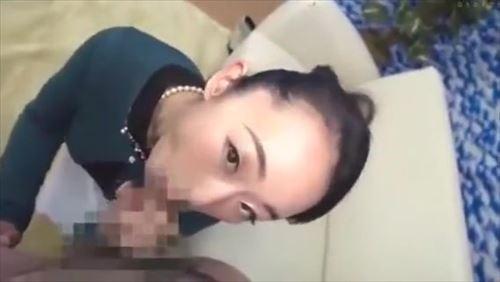 ママの舌と口が快楽に溺れる息子たち、激しい射精