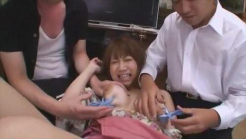 公開された場所で、借金返済の苦痛から解放されず、自慢の巨乳を犯される若妻