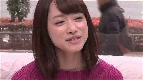 学生服の女の子、質問に答えている時、下半身を触り、突然挿入