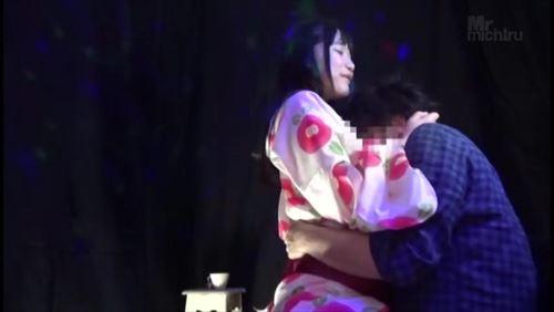 美しさと色気を漂わせる浴衣姿の男性