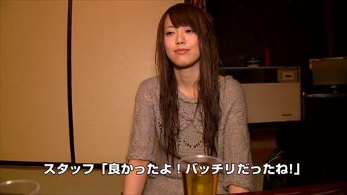 恥ずかしがり屋の少女が、快楽に身を委ね、魅力的な表情を見せる