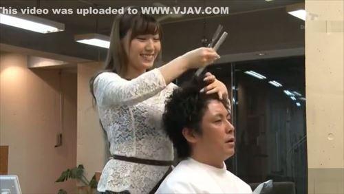 まじで、静かにしろよ。大丈夫だって。バレたことないから。美容師のお姉さん、散髪中になんか企んでるかも。