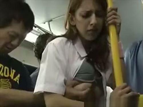 無視してても、結局はヤラせて。海外の可愛い制服着た子、黙ってさせられちゃった。