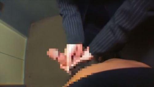 巨乳の熟女が、密閉された空間で男を誘惑。