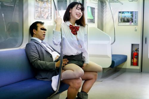 【痴女×中出し】「学生に中出ししちゃって大丈夫？」電車で誘惑！JKの誘惑に負けた男が、がっつき中出し（花狩まい）