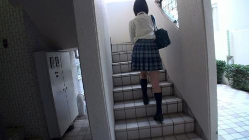 【盗撮×パンチラ】がっつり制服のすかーとの中まで見届けます。階段でのいやらしい女子校生のスカートの中