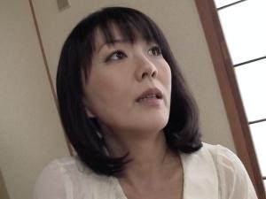 「主婦って退屈だわ…」おもむろにオナニーを始める熟女！！欲求がたまりすぎた女は、帰宅した息子チ●ポに狙いを定めると…