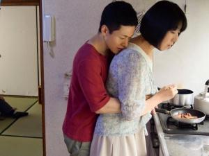 「お父さんに見つかったらどうするの…」よその娘さんに興味を示さない奥手な息子が…まさか自分を「女」として見ていたなんて…