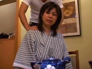 「出すな…飲め！！」「坊っちゃん…」異様な関係の２人…旅先で鬼となった青年は中年のその女に無理やり性器をしゃぶらせて…