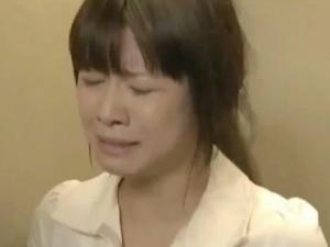 【人妻NTR】夫のギャンブルのせいで強制売春！！お腹には赤ん坊がいるというのに、男たちは避妊もせずに襲ってきて…