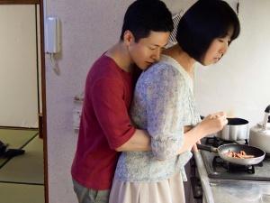 「直人…やめなさい…こら…」父に隠れて母を求める青年！！イキり勃起したペニスを無理やり咥えさせると、さらにエスカレート…