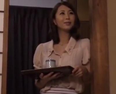 ［痴女×夜這い］相手の感度を異常に高め、敏感な股間を覚醒させる。彼女のテクニックは、男を虜にし、快楽の虜にしていく。人妻