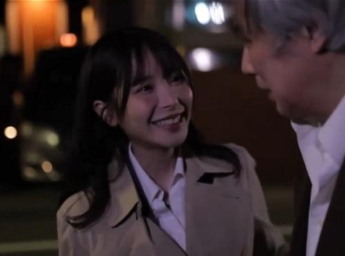 ［痴女×フェラ］ウルウル瞳で視線を交わし官能的な表情で男性とのセックスに没頭してしまうキャリアウーマン
