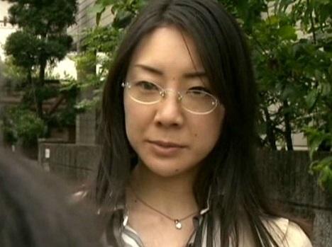 指でもわかる締まりの良さで勃起不可避、そのままお互い舐め舐めからの生チン挿入！！ 収録作品1.セックスを我慢できない女医