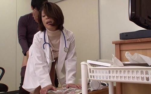 可愛らしいルックスから想像も出来ない淫らな腰の動き、堪らんのです！ おっぱいよりも先にオチンポ搾乳されちゃいました。