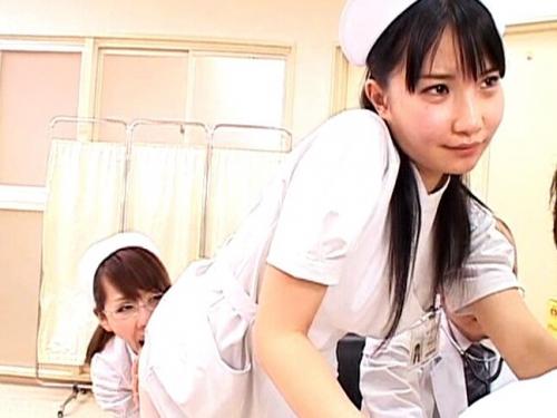 乳首ばかりいじめてたら、おまんこがキュンキュンしてるみたいで、お股をモジモジさせてます。 腰が勝手に動いちゃう