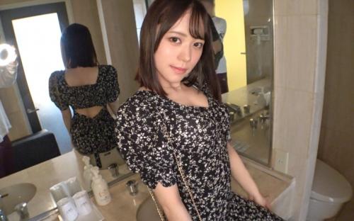 アイドル級のオーラを放つ顔面のビジュが神ってる女を新宿でナンパ！ 騎乗位では、膣奥に擦り付けるように腰を動かしてくる。