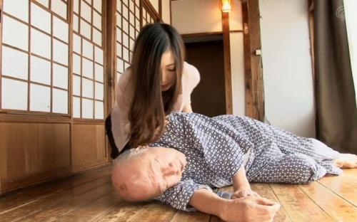 そしてとうとう自分から義父のマラを求めていってしまうのであった…。 激しいピストンに我慢できず潮を吹きながら絶頂！！