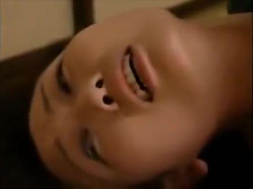 姉の親友は、妹のそばで夫の兄弟が去った後、すぐに眠った.