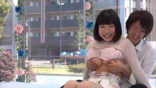 鏡に映る、性的な誘惑に満ちた女性たちの姿。