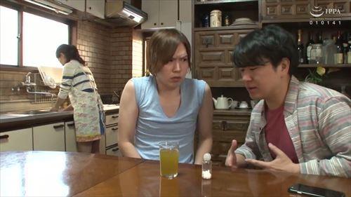 お母さん、性的にやばい薬飲まされたら、エッチなことばっかり考えて、彼氏とヤっちゃうよ