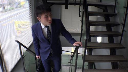 先輩たちは、性器を勃起させ、黒のパンストを身につけた。