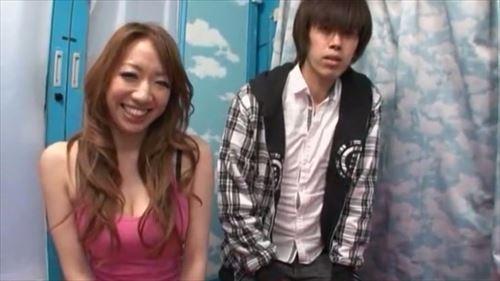 美少女の学生が男に誘われ、恥ずかしがりながらも惹かれる