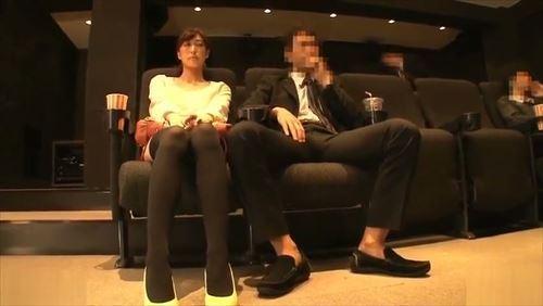 映画館で男が女性を犯し、乱暴した