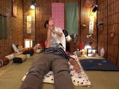 優雅な女性に髪飾りを付けながら耳を綺麗にしてもらう